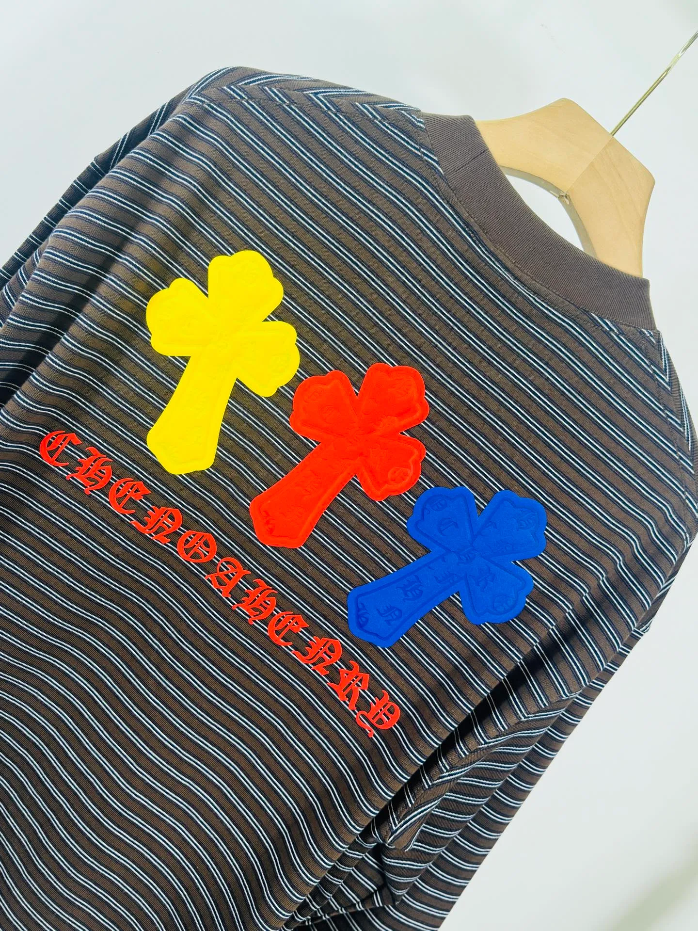 P250 top version, real shot without P, ​​different from market currency) 𝗖𝗵𝗿𝗼𝗺𝗲 𝗛𝗲𝗮𝗿𝘁𝘀/Cro Heart 2025 Autumn and Winter Horseshoe Cross 3D Printed Black and White Striped Couple Casual Long Sleeve 👑The highest version! Customized fabric 320g fabric! Horseshoe cross sticker, a best-selling model in the counter, very comfortable to wear. Accessories: original molded and authenticated collar label➕100% silk wash label. Genuine purchase-grade original hangtag➕matching hanging rope➕3D hanging beads➕original packaging bag. Craftsmanship: The original version has consistent wiring! The highest version of the armhole matching technique! Color: Black Size: S M L XL Style No.: 5189